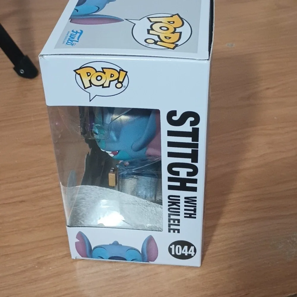 Disney Stitch with Ukulele Funko Pop - Picture 3 of 5